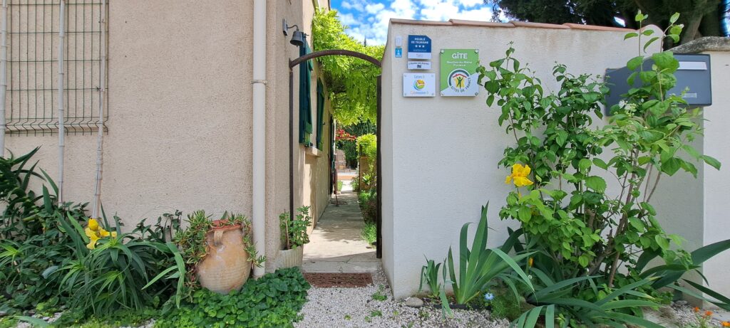 Porte d'entrée principale de l'Oustau dei Aucèus à gauche de la place de parking privé.