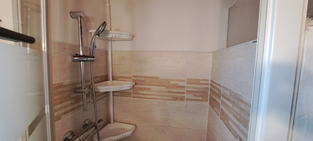 Cabine douche de la salle d'eau de l'Oustau dei Aucèus.