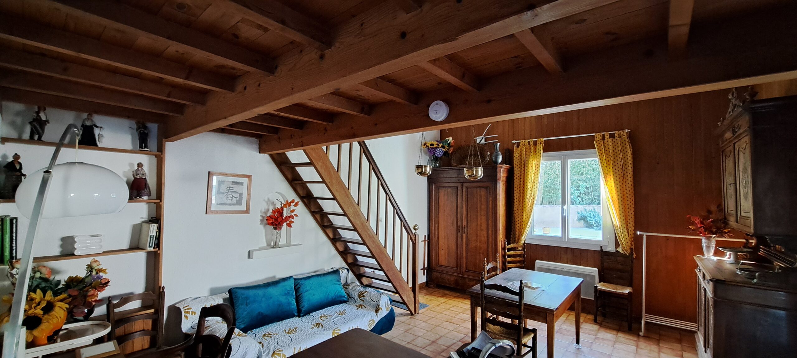 Vue d'ensemble pièce à vivre de l'Oustau dei Aucèus 