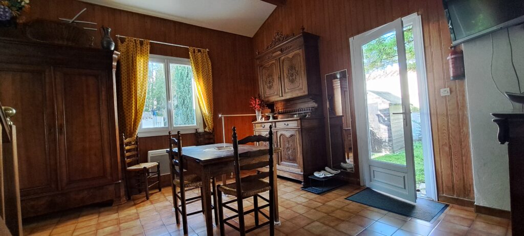 Vaste salle à manger de l'Oustau dei Aucèus avec ses meubles provençal. 