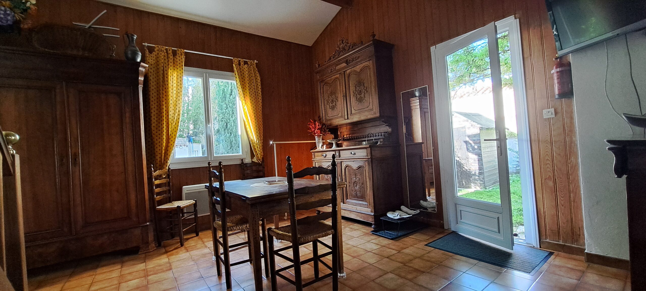 Salle à manger et espace de vie à l'Oustau dei Aucèus