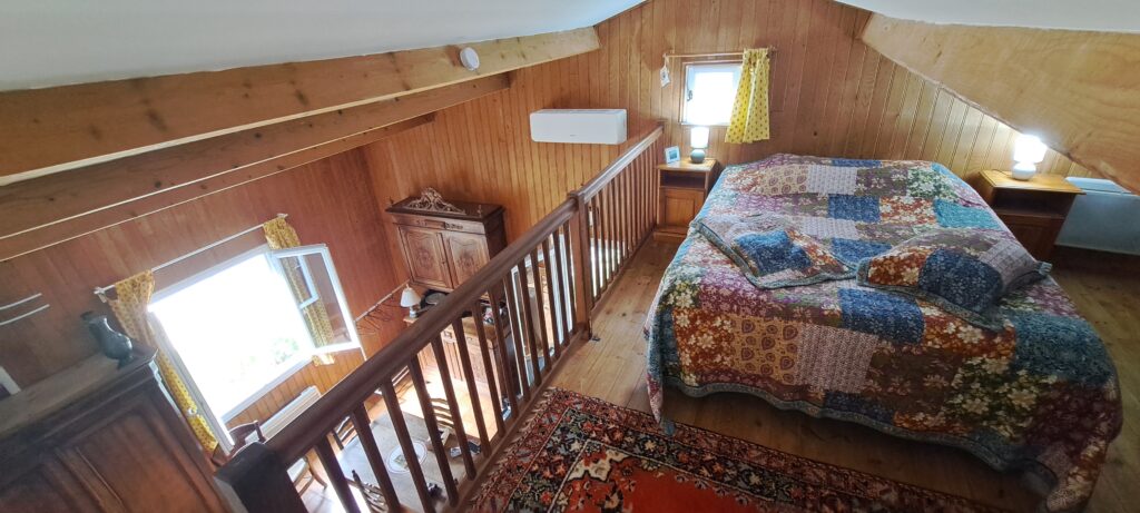 Chambre en mezzanine de l'Oustau dei Aucèus avec 1 grand lit pour 2 personnes en 160x200cm. 