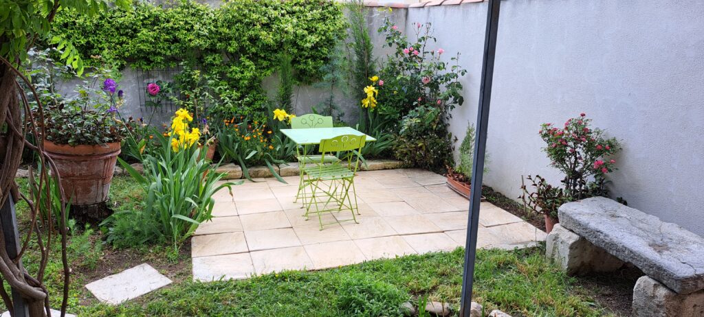 Terrasse en lieu clos et sans vis à vis face à l'entrée principale de l'Oustau dei Aucèus (Vue Ouest).