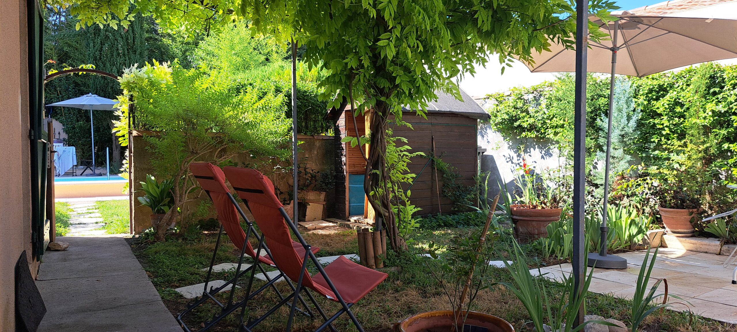 Quiétude à l'ombrage sous la tonnelle face au jardin de l'Oustau dei Aucèus. 