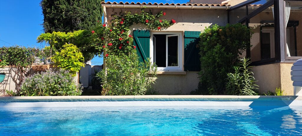 Façade Sud de l'Oustau dei Aucèus vue du bord de la piscine