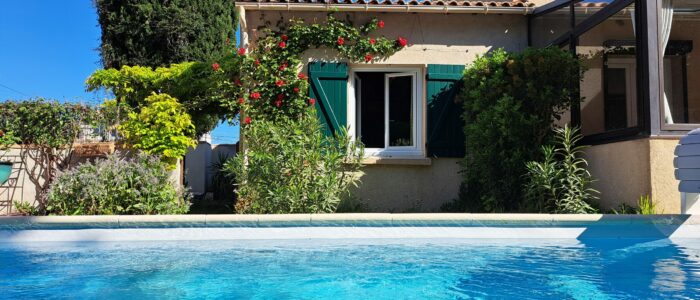 Façade Sud de l'Oustau dei Aucèus vue du bord de la piscine