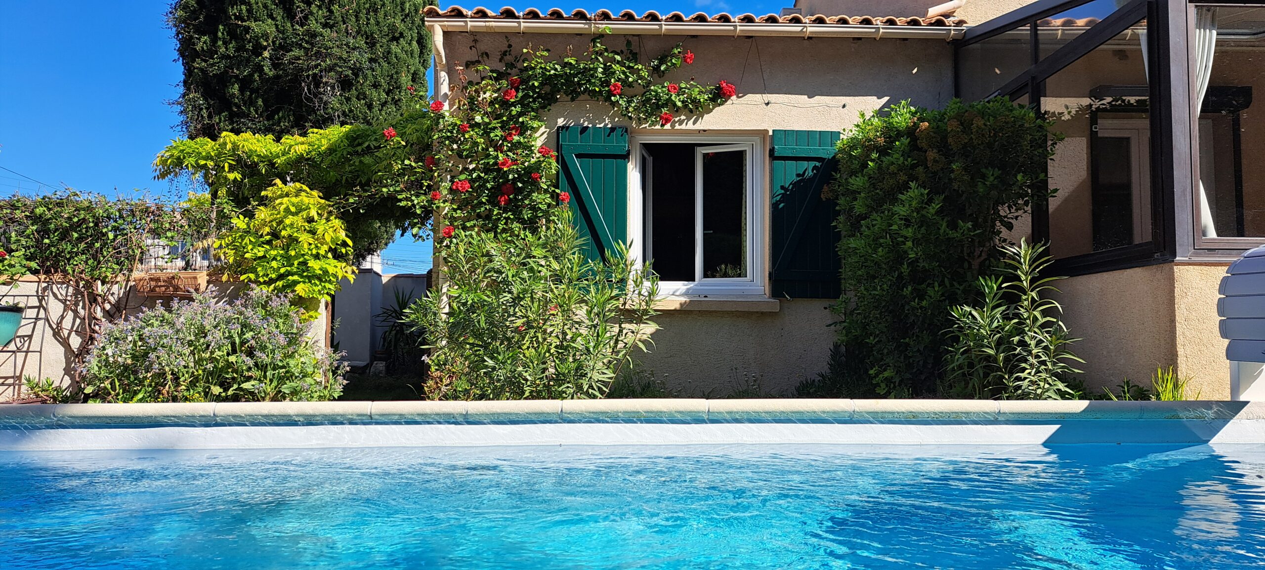 Fenêtre Sud de l'Oustau dei Aucèus vue de la piscine