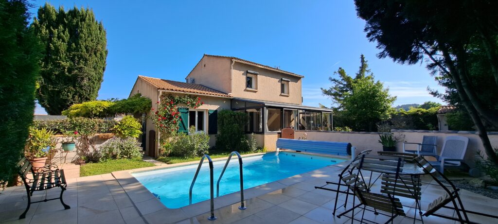 L'Oustau dei Aucèus, gîte mitoyen a la maison des propriétaires coté Sud de la piscine partagée.