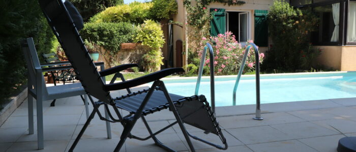 Ombre du cyprès au bord de la piscine