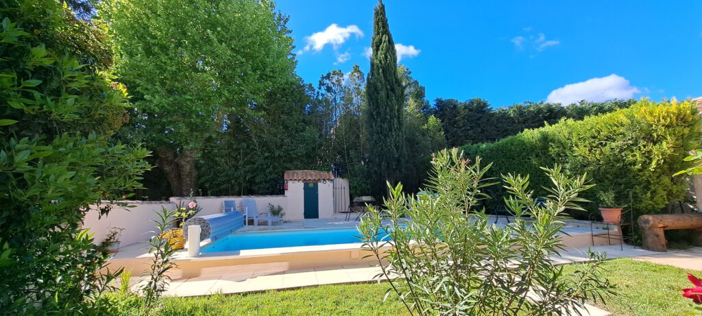 Piscine de l'Oustau dei Aucèus vue Sud de la fenêtre du gîte, sous un beau ciel bleu de Provence.