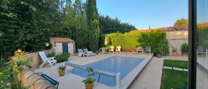 Piscine en sécurité le soir sous un ciel bleu azur