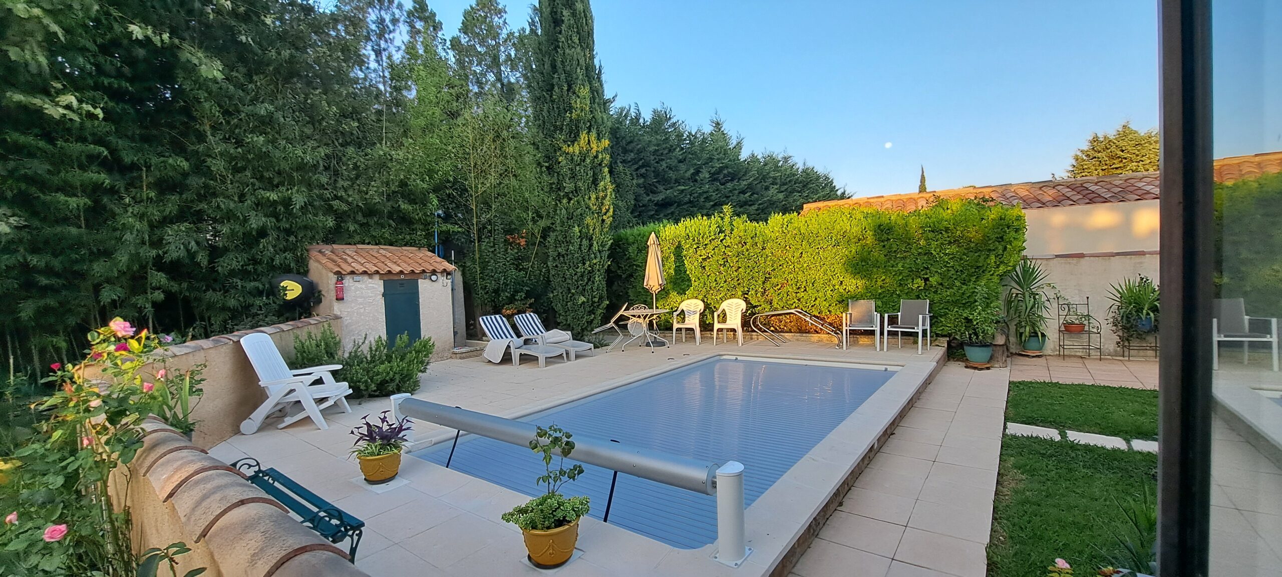 Volet de protection et fermeture de la piscine à l'Oustau dei Aucèus.