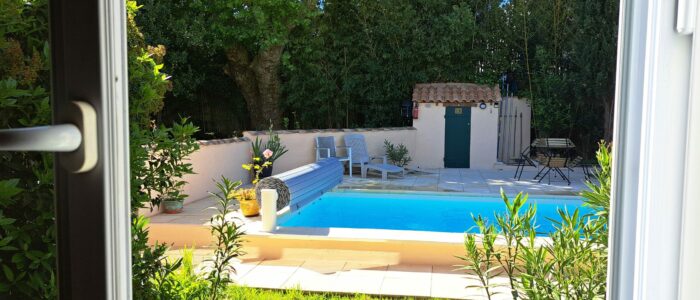 Piscine de l'Oustau dei Aucèus vue par la fenêtre Sud