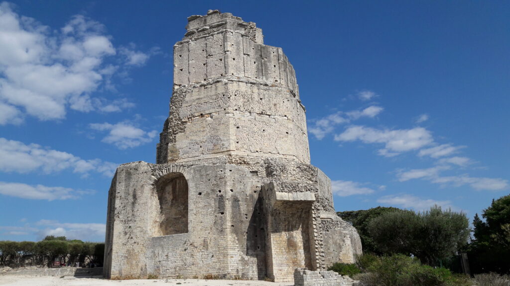 A Nîmes la Tour Magne vestige d'enceinte romaine