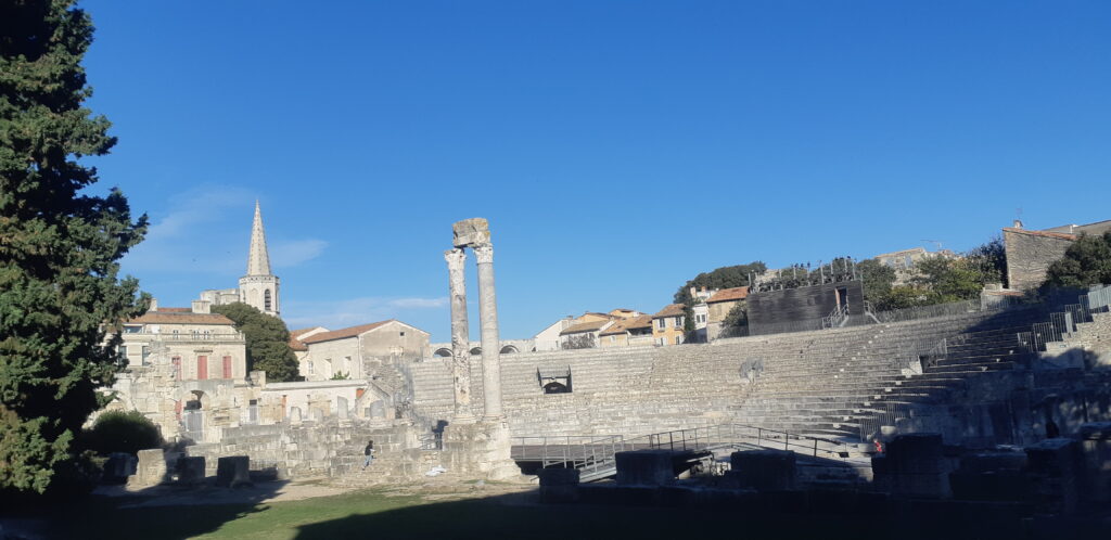 Un des premiers théâtres en pierre du monde romain construit dans la cité romaine d'Arles.