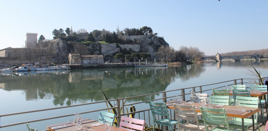 Vue sur le Rhône et le pont Saint-Bénézet depuis une terrasse à Avignon, destination à découvrir pendant un séjour à Saint-Rémy-de-Provence.