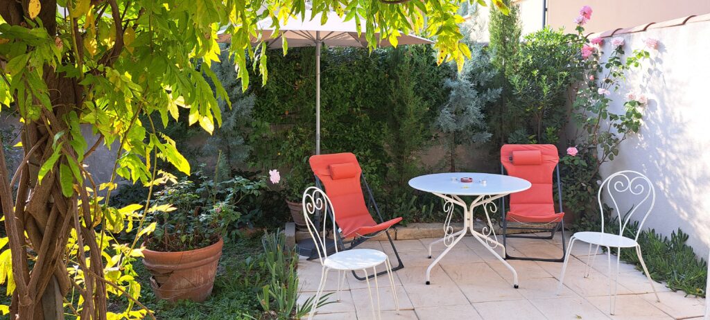 Chambre en mezzanine de l'Oustau dei Aucèus avec 1 grand lit pour 2 personnes en 160x200cm.