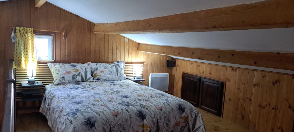 La chambre en Mezzanine de L'Oustau dei Aucèus.