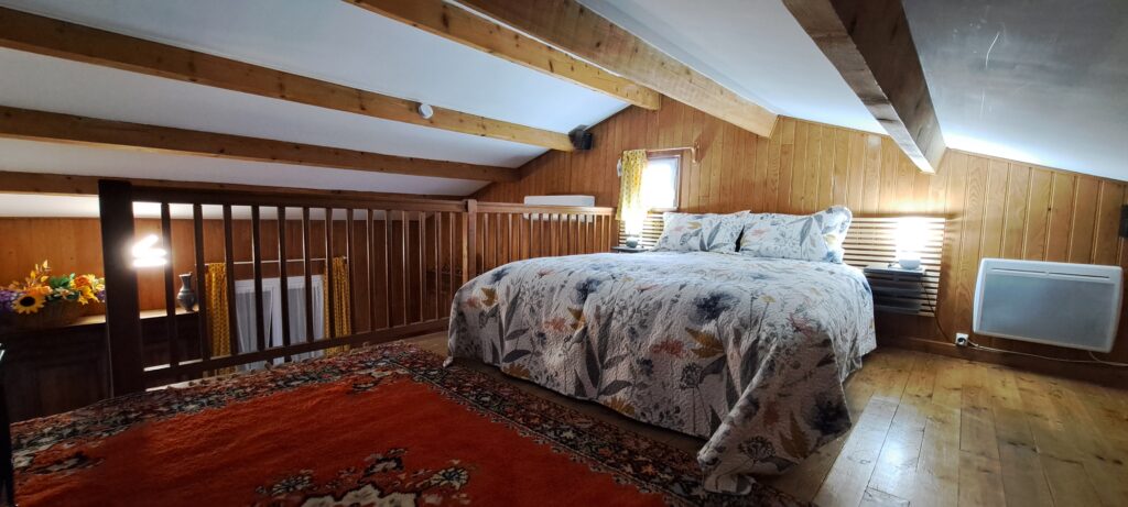 Le nid des Oiseaux chambre en mezzanine avec 1 grand lit pour 2 personnes en 160x200cm.
