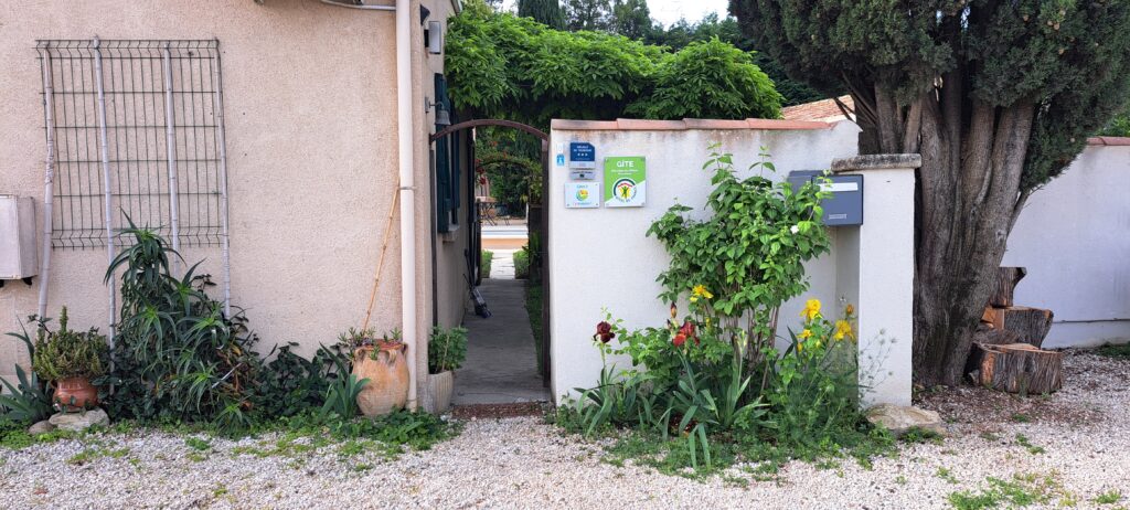 Informations importantes avant d'accéder à l'entrée de L'Oustau dei Aucèus et profiter d'un séjour à deux dans ce petit mazet de charme proposé en location de vacances à Saint-Rémy-de-Provence.