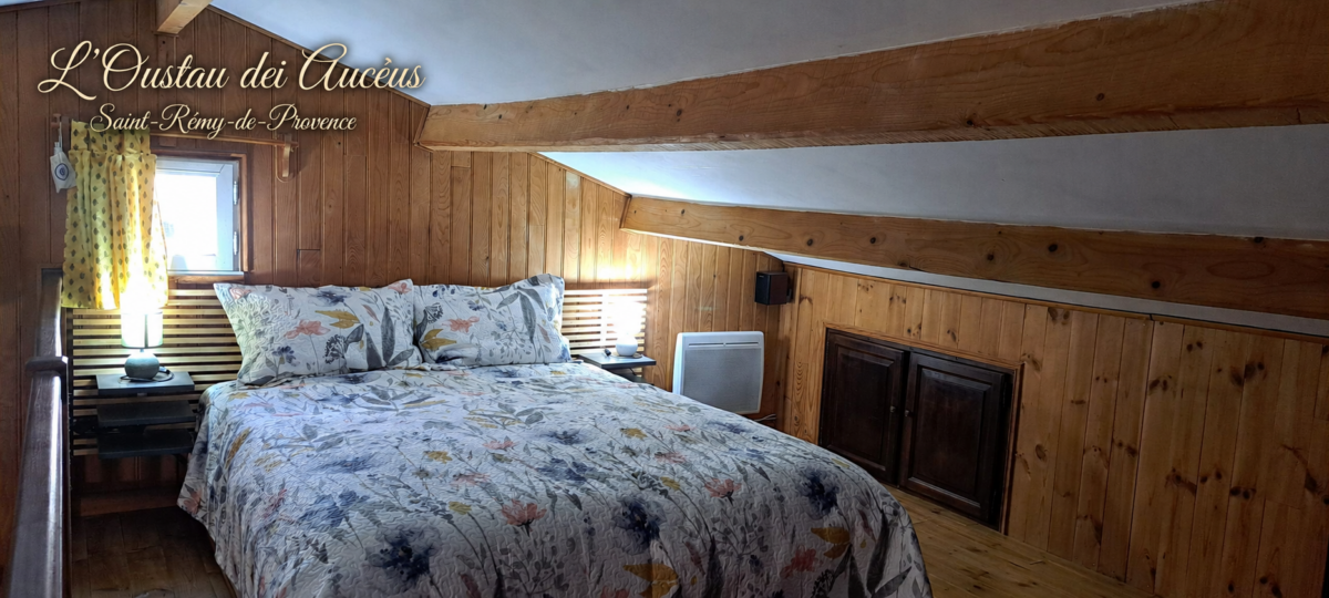 Chambre en mezzanine sous les poutres de L’Oustau dei Aucèus, baptisée « le Nid des Aucèus », pour un séjour à deux à Saint-Rémy-de-Provence.