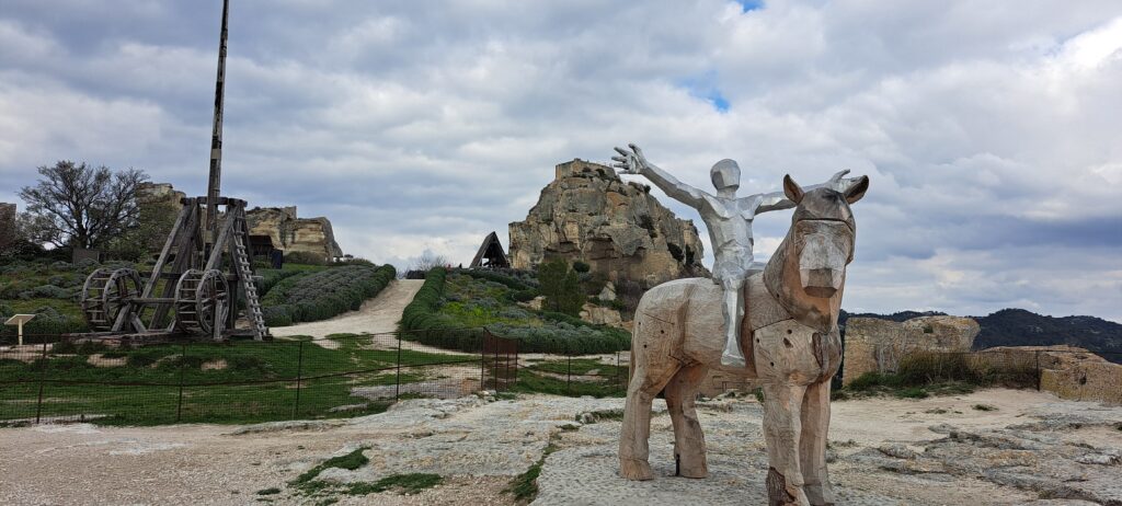 Statue en bois aux Baux-de-Provence, présentée lors de l’exposition 2025 « Bifurquer », dans un village situé à 10 km et conseillé par vos hôtes pour une balade durant votre séjour.