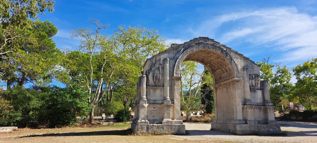 Les Antiques de Saint Rémy de Provence (Arc de triomphe) à 2.2 Kms de L'Oustau dei Aucèus proche des Alpilles fait de ce gîte de vacances pour 2 personnes une localisation parfaite pour un départ de randonnées pédestre.