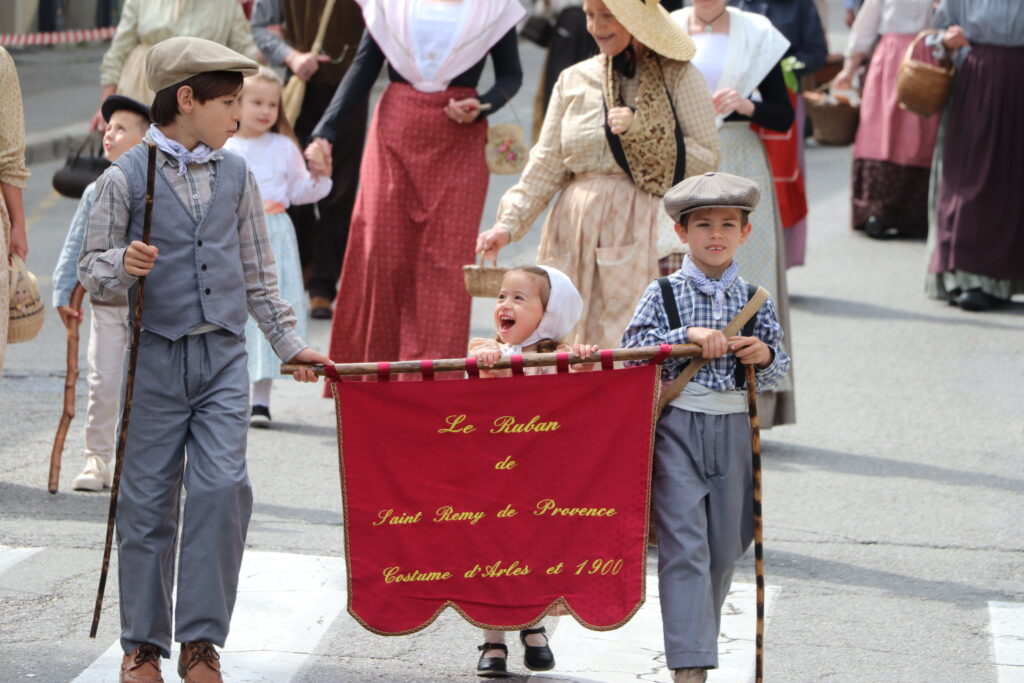 Charrette des Ânes à Saint-Rémy-de-Provence manifestation traditionnelle en costume d'époque en 2026 à 500 mètres du Gîte de vacances L'Oustau dei Aucèus.