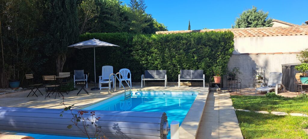 Fraîcheur sous l’ombrage au bord de la piscine du gîte de vacances pour deux personnes à Saint-Rémy-de-Provence au printemps 2026.