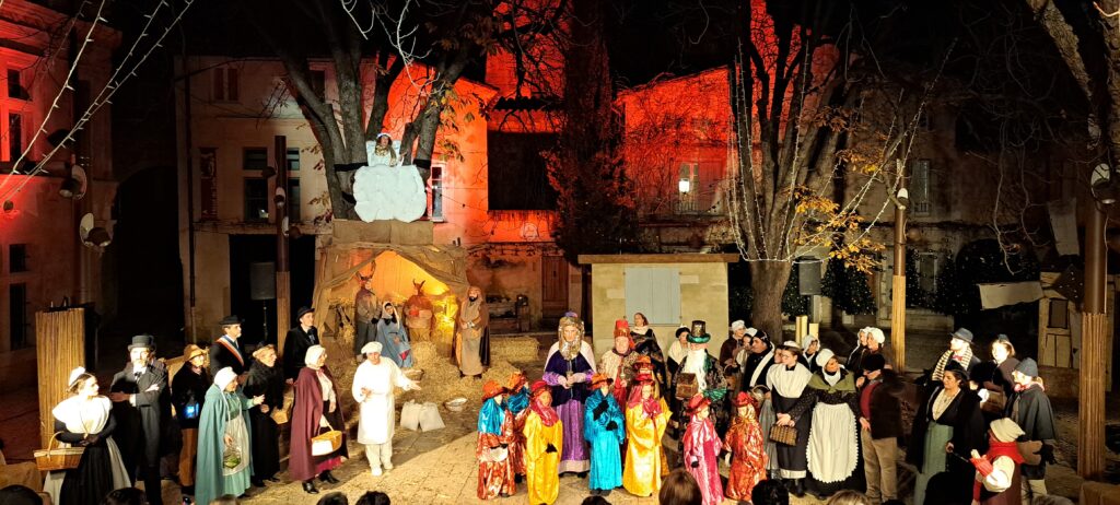 Chaque année la pièce provençale "La Pastorale" est jouée sur la place Flavier face au Musée Mistral sous les marronniers. L'Oustau dei Aucèus gite à louer à Saint-Rémy-de-Provence est proche de ce centre historique.