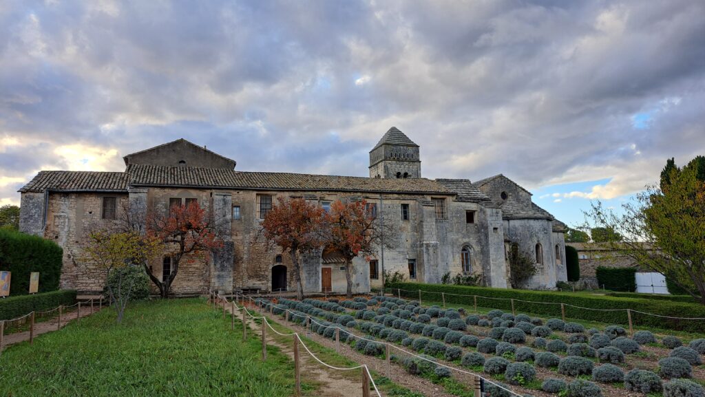 Au pied des Alpilles à côté de Glanum le cloître "St Paul de Mausole" est un lieu de visite à proximité de L'Oustau dei Aucèus situé à Saint-Rémy-de-Provence.