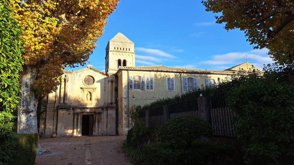 Chef-d'œuvre de l'art roman provençal dédié à saint Paul de Mausole, ce site est à visiter à moins de 15 minutes de promenade de L'Oustau dei Aucèus location de vacances classé 3 étoiles.