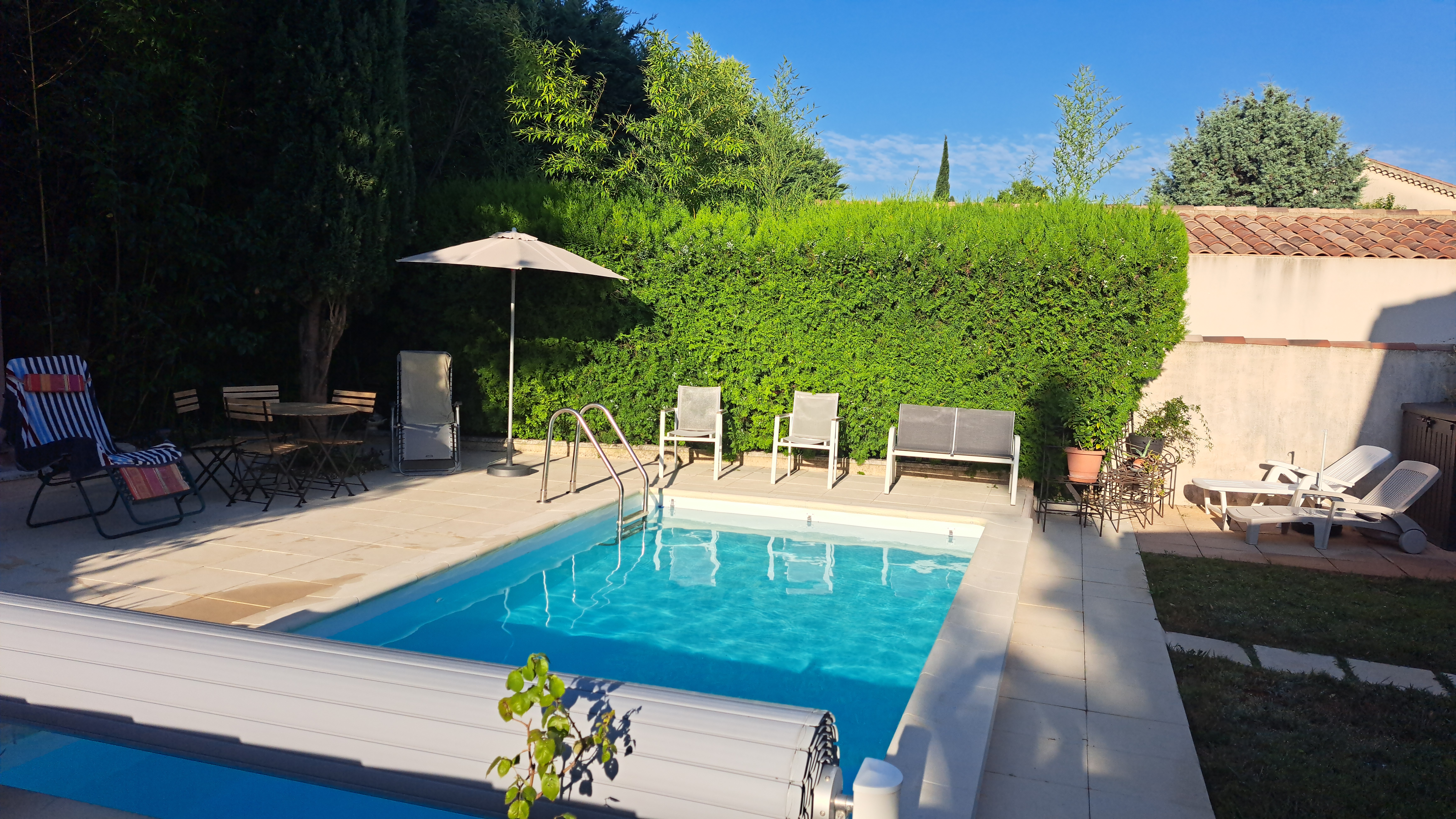 Piscine partagée dans l'espace privé des propriétaires du gîte de vacances L'Oustau dei Aucèus à Saint-Rémy-de-Provence