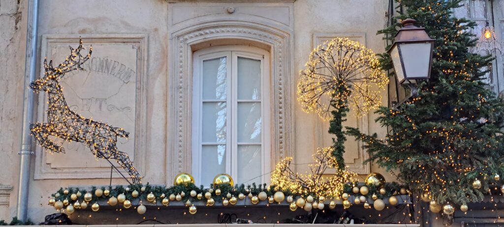 Sur la place de la Mairie de Saint-Rémy-de-Provence en période de Noël les façades se parent de lumière. Notre location de vacances situé à 500 mètres du centre historique autorise des départs de promenades sous ses décorations.