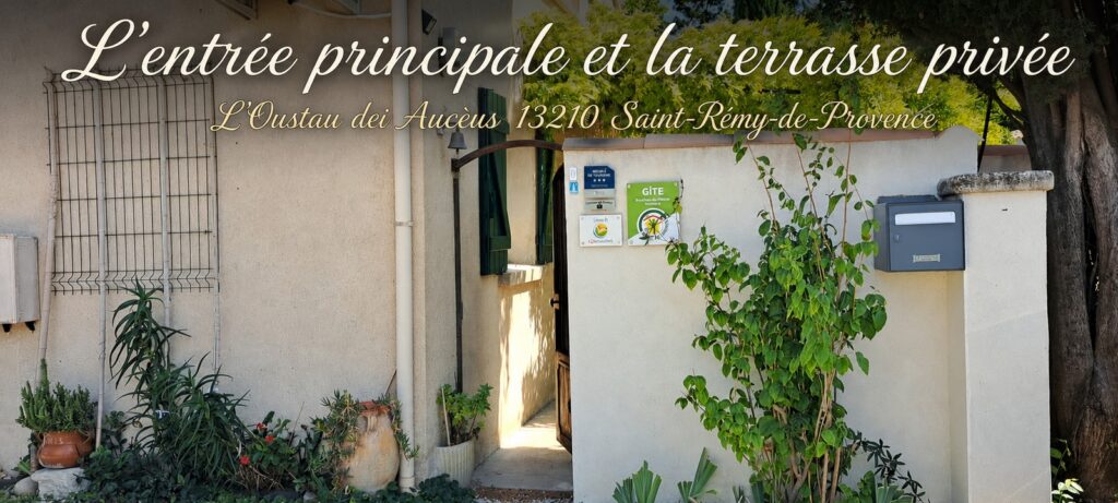 Première étape de la visite vidéo de L’Oustau dei Aucèus, location de vacances à Saint-Rémy-de-Provence : du parking privé et réservé à l’entrée indépendante, puis à la terrasse privative.