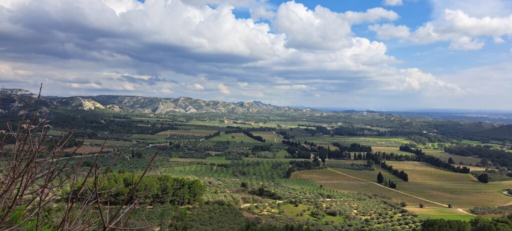 Panorama d'exception vue du rocher la Vallée des Alpilles sous le mistral que vos hôtes vous conseillent pour une balade à deux au départ du gite de vacances pour le château des Baux village proche de Saint-Rémy-de-Provence. 