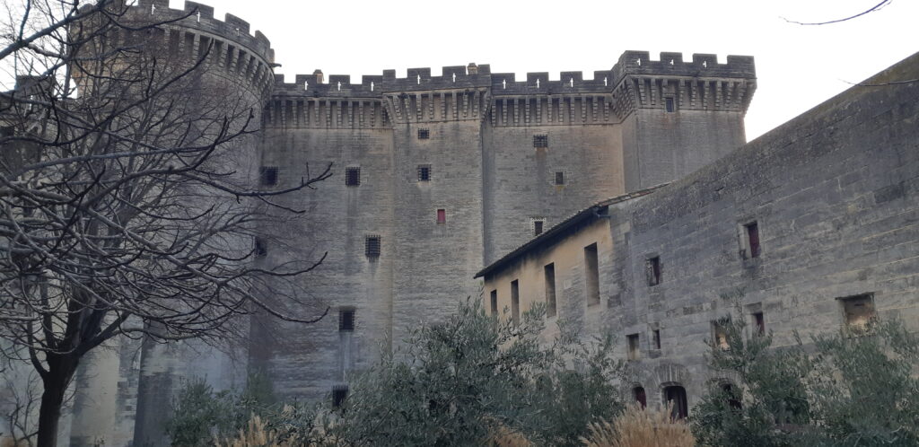 Le château du roi René à Tarascon, forteresse des comtes de Provence située à environ 15 min de L’Oustau dei Aucèus, contrôlait la frontière du Rhône face à Beaucaire, alors terre du royaume de France.