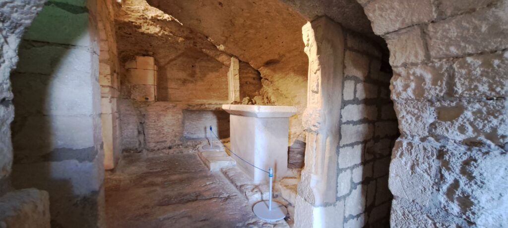 Chapelle troglodyte de l'ermitage Saint-Pierre de l'Abbaye de Montmajour, avec son autel en pierre creusé dans le rocher. Relique d'un passé à découvrir lors d'une promenade, à 25 min de votre gîte.