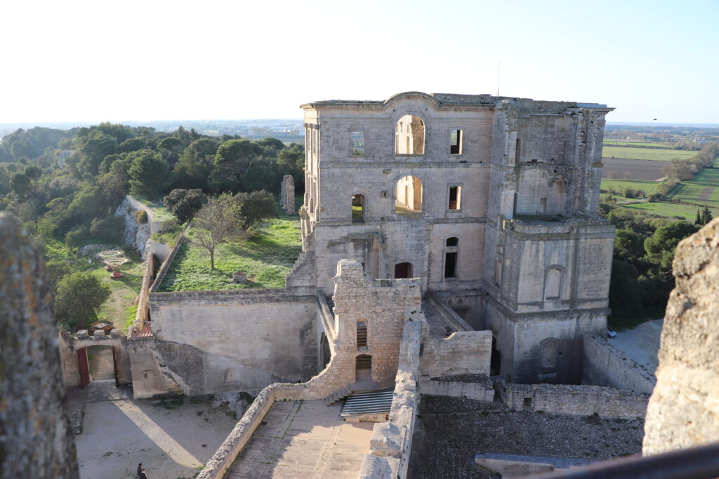 Le monastère Saint-Maur, vestiges des dernières évolutions de l'Abbaye de Montmajour avant la Révolution, avec la plaine agricole en arrière-plan. Une découverte du patrimoine à faire lors d'un séjour dans notre gîte près de Saint-Rémy-de-Provence.
