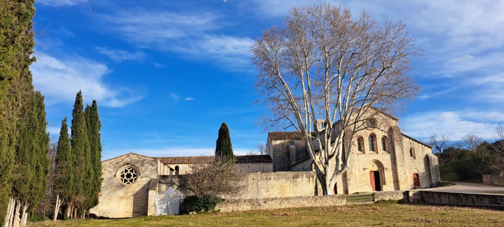 L'Abbaye de Silvacane, abbaye cistercienne de Provence située près de L'Oustau dei Aucèus, est un lieu de recueillement et de sérénité, symbole de la quête de réponses.