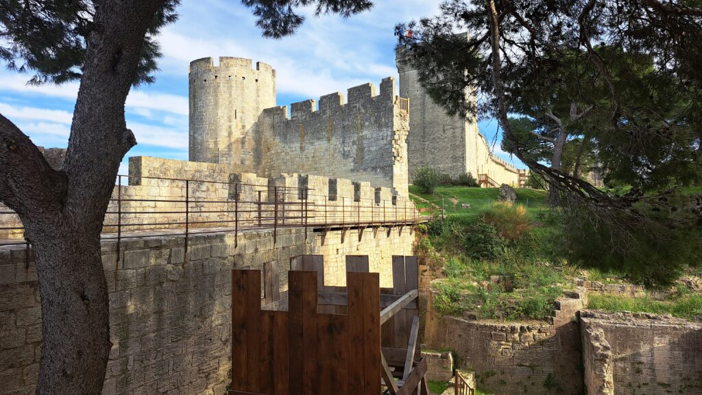 Tour ronde et vestiges des remparts du château de Beaucaire.
