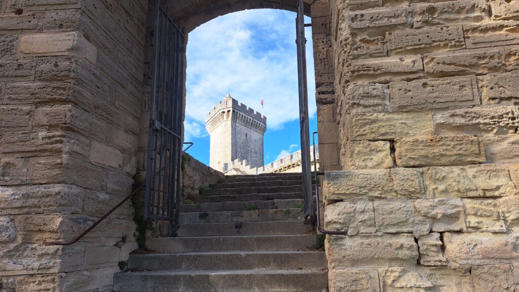 Tour de la forteresse de Beaucaire dominant les remparts.