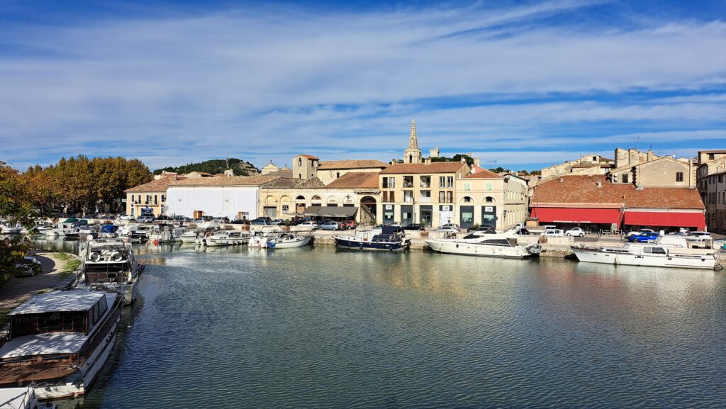 Port fluvial de Beaucaire avec ses bateaux et les façades de la ville.