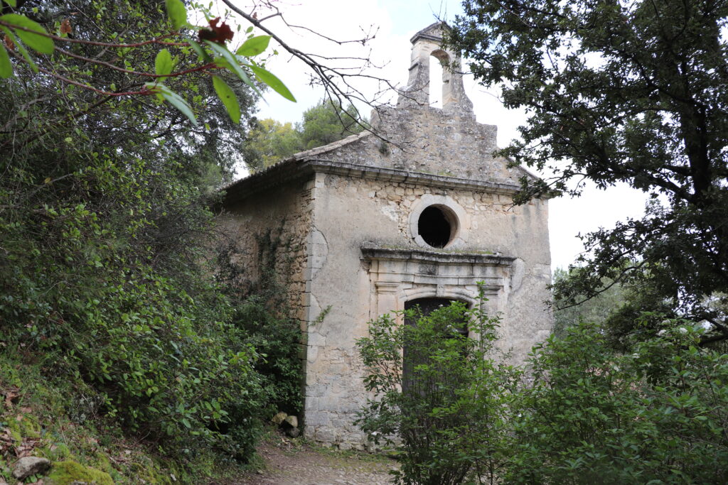 Chapelle des Pénitents Blancs à Oppède-le-Vieux, souvenir d'un passé