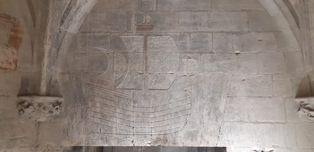 Gravure ancienne représentant un navire, incisée dans la pierre d’une cellule du château de Tarascon.