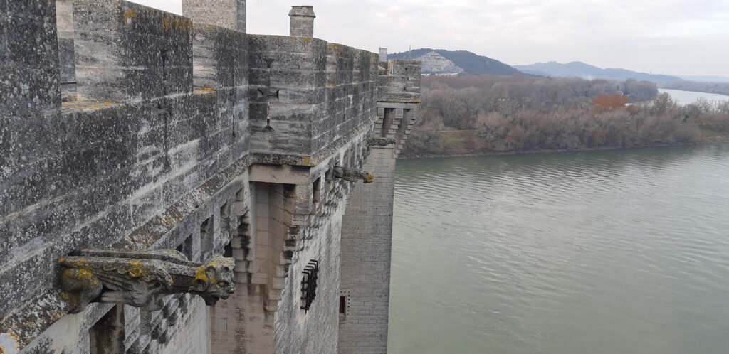 Château de Tarascon dominant le Rhône, vu depuis les remparts faisant face à la terre d'Argence