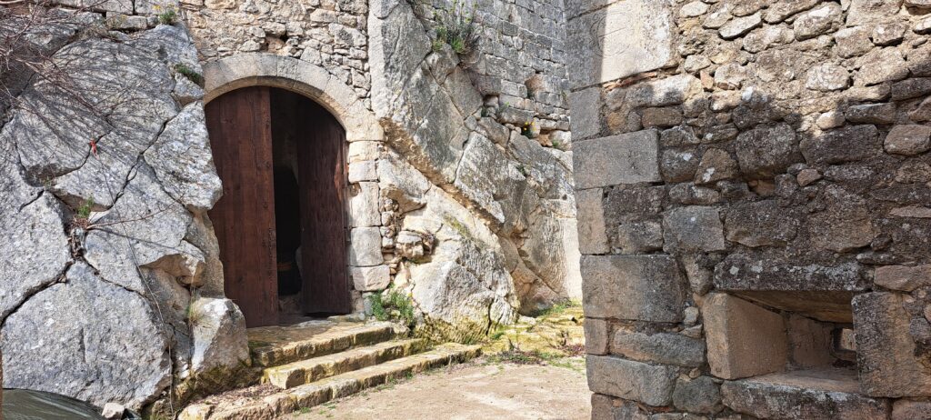 Dans la roche, construction à Oppède-le-Vieux, vestige de présences humaines
