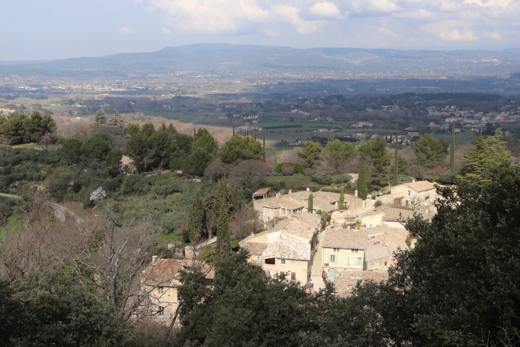 Vue sur Oppède depuis Oppède-le-Vieux, un village en déperchement se développant progressivement dans la vallée de Lacavon.