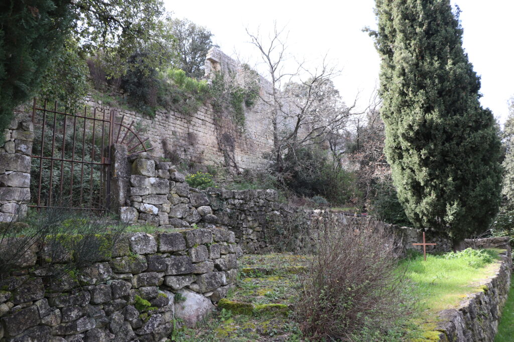 Ancien cimetière en terrasses à Oppède-le-Vieux, vestige d'un lieu de mémoire