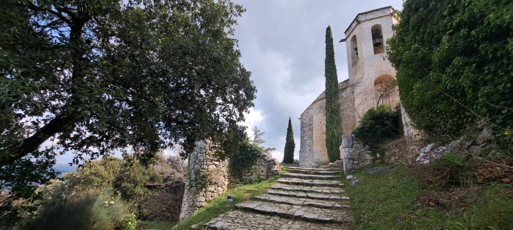 Montée vers la collégiale Notre-Dame-d'Alidon après la chapelle des Pénitents Blancs à Oppède-le-Vieux, un but d'une balade au départ de notre gîte de vacances